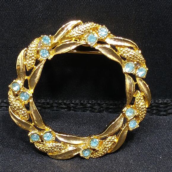 Vintage Wreath Brooch, Signed Gerry's, Light Blue Rhinestones, 1960s Jewelry - Picture 3 of 10